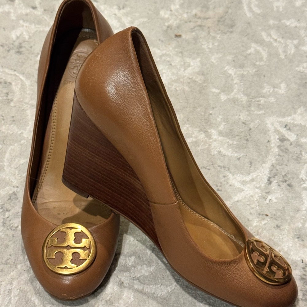 Tory Burch Tan Leather Wedges with Gold Logo Size 6 - Picture 2 of 6